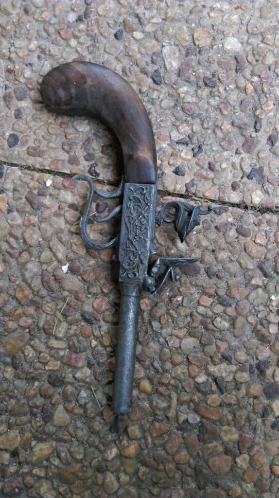 Pistolet visiblement ancien crosse en bois