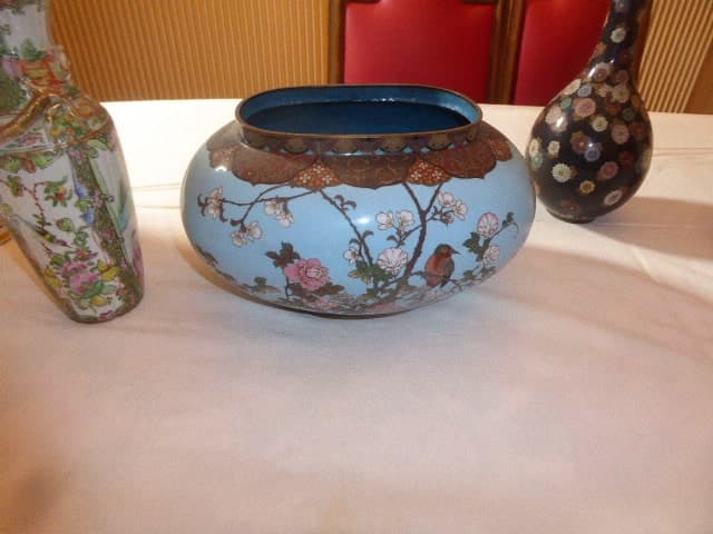Estimation d’une Potiche Asiatique Ovale en Émaux Cloisonnés avec Décor Floral aux Tons Bleus Clairs