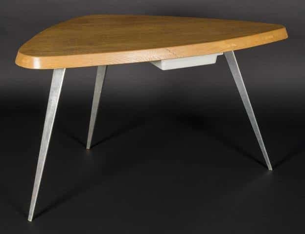 Adjudication à 18 000 euros d’une table de Charlotte Perriand