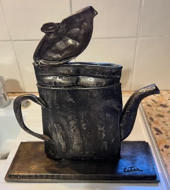 Estimation de la valeur d’une sculpture numérotée 45/80 intitulée “Compression de Cafetière” signée par l’artiste César, présentée en excellent état général sur socle