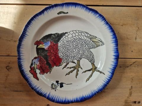 Évaluation de la valeur d’un service de vaisselle Montereau comprenant diverses assiettes et plats avec décoration de dinde
