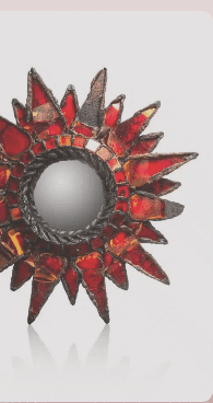 “Miroir décoratif en forme de soleil avec des éclats de verre teinté rouge et cadre en métal noir”