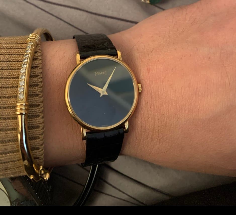 “Bracelet jonc exceptionnellement orné d’or et de diamants scintillants”