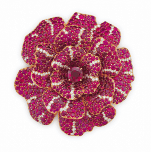 Bijou Camélia et fleurs Chanel : expertise et estimation Bijou Camélia et fleurs Chanel : expertise et estimation