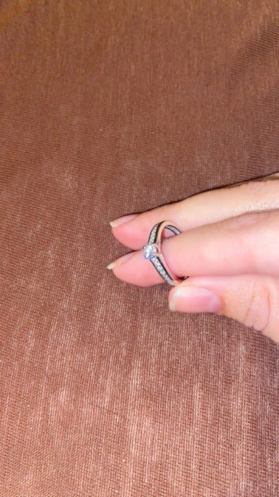 Estimation de prix pour Bague en or blanc sertie de Diamants – Une évaluation professionnelle d’un bijou de luxe.