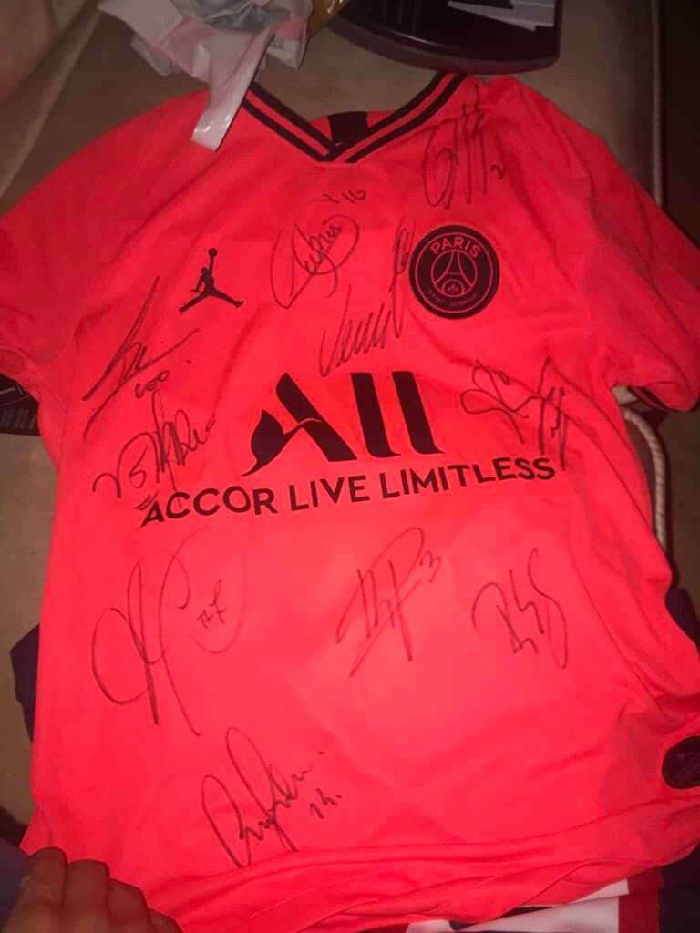 Estimation de prix d’un maillot de football signé par Messi, Neymar, Mbappé, Ramos, Verratti, Hakimi et Bernat – PSG (Paris Saint-Germain)