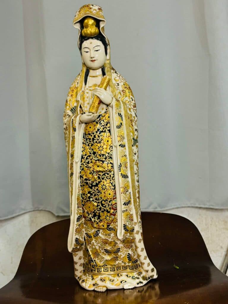 Estimation de la valeur d’une ancienne statuette en faïence d’Asie en excellent état général