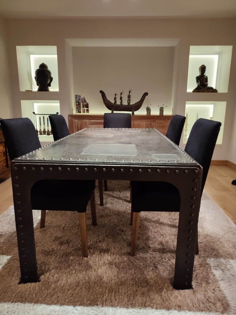 Estimation de la valeur d’une table antique fabriquée à partir de tôles de bateaux achetée à St Ouen