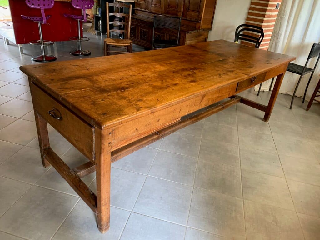 Estimation d’une Table Rustique en Chêne Massif du 19ème Siècle avec Trois Tiroirs en Très Bon État