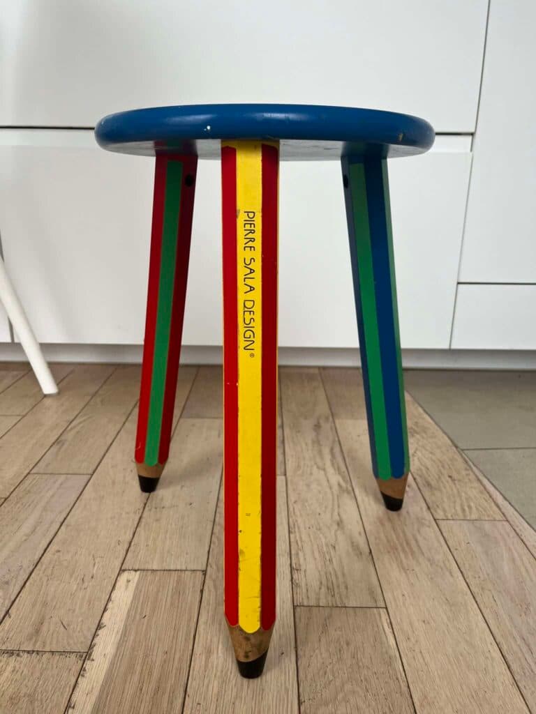 Estimation d’un Tabouret Unique Conçu par Pierre Sala avec Trois Pieds Colorés en Forme de Crayon