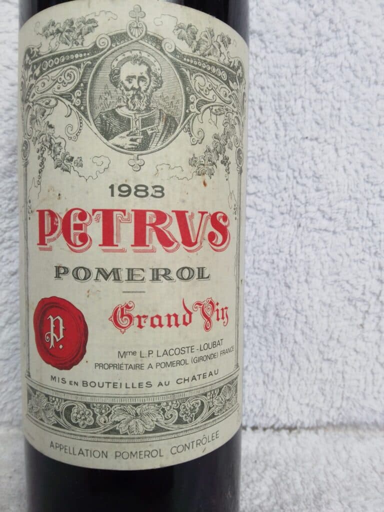 Estimation de la valeur d’une bouteille de vin rouge Petrus de 1980, produite en Gironde, France, en excellente condition de conservation