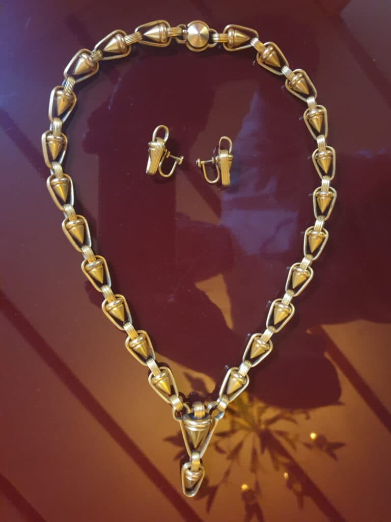 Ensemble de bijoux vintage des années 1930 comprenant un collier et des boucles d’oreilles en or 18 carats pesant 62 grammes d’une longueur de 48 cm ouvert, en état quasi neuf.