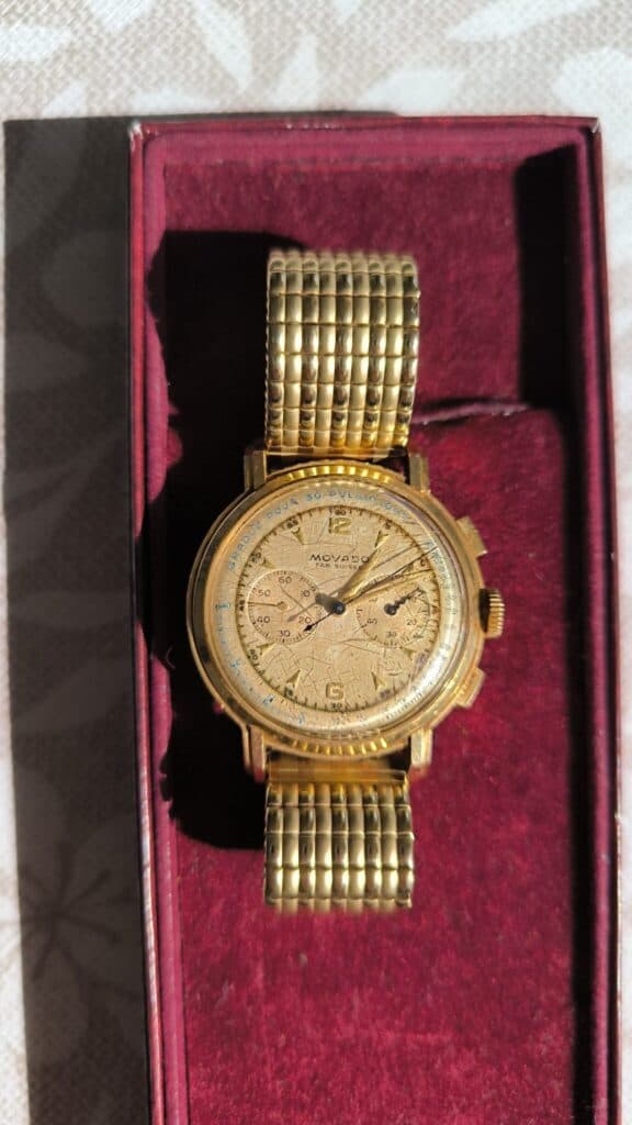 Estimation de la valeur d’une montre Movado chronographe vintage, datant des années 40-50, en métal doré. Estimation de la valeur d’une montre Movado chronographe vintage, datant des années 40-50, en métal doré.