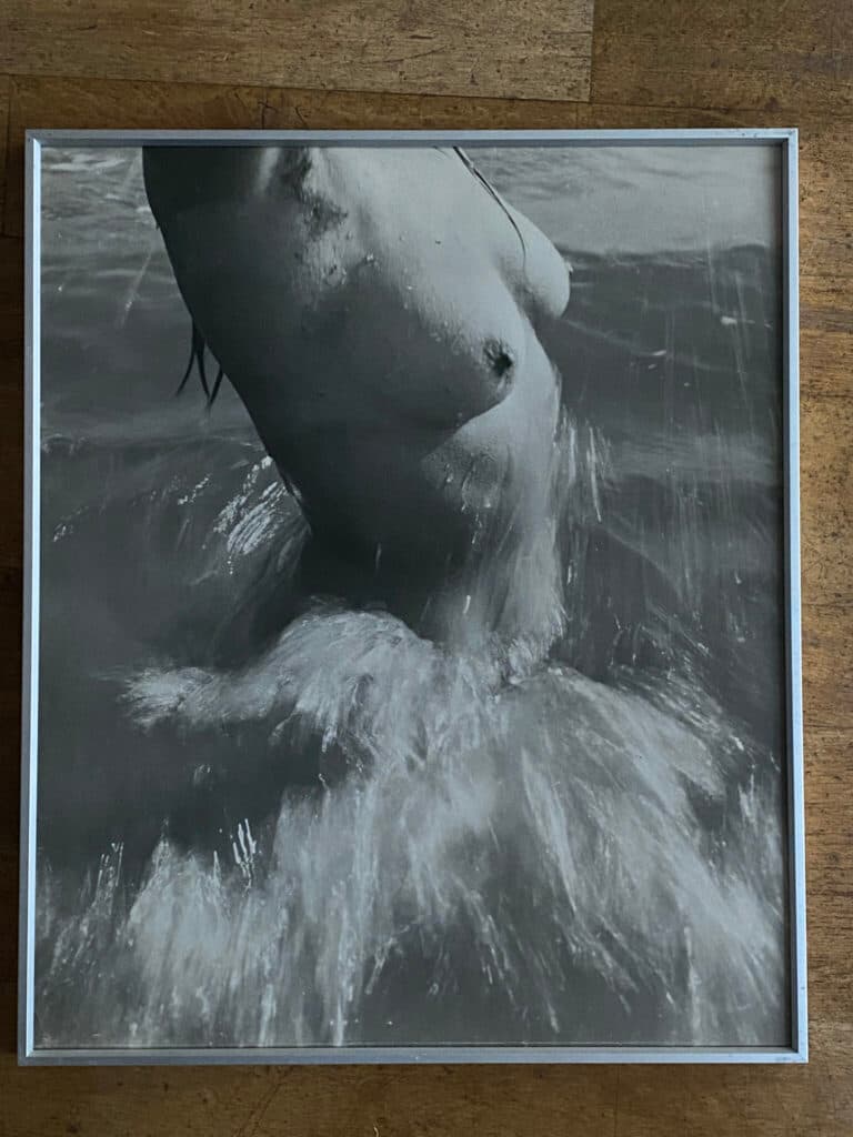 “Photographie rare issue de la série renommée ‘Nu de la Mer’ par Lucien Clergue, référence 320, Arles 1958 – Tirage argentique noir et blanc limité à 20 exemplaires” “Photographie rare issue de la série renommée ‘Nu de la Mer’ par Lucien Clergue, référence 320, Arles 1958 – Tirage argentique noir et blanc limité à 20 exemplaires”
