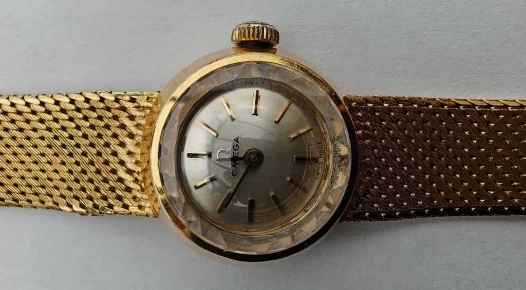 Estimation de deux montres pour femmes signées Omega, l’une en or blanc ornée de brillants, l’autre en or jaune