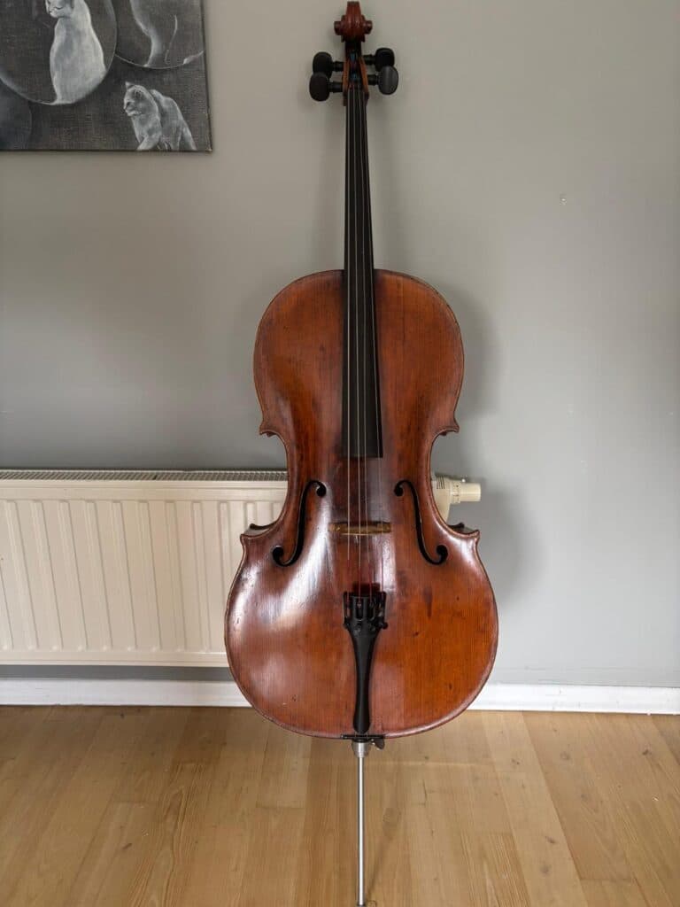 Estimation de la valeur d’un violoncelle datant de 1756 fabriqué par le luthier belge Ambroise de Comble, conservé dans son état d’origine