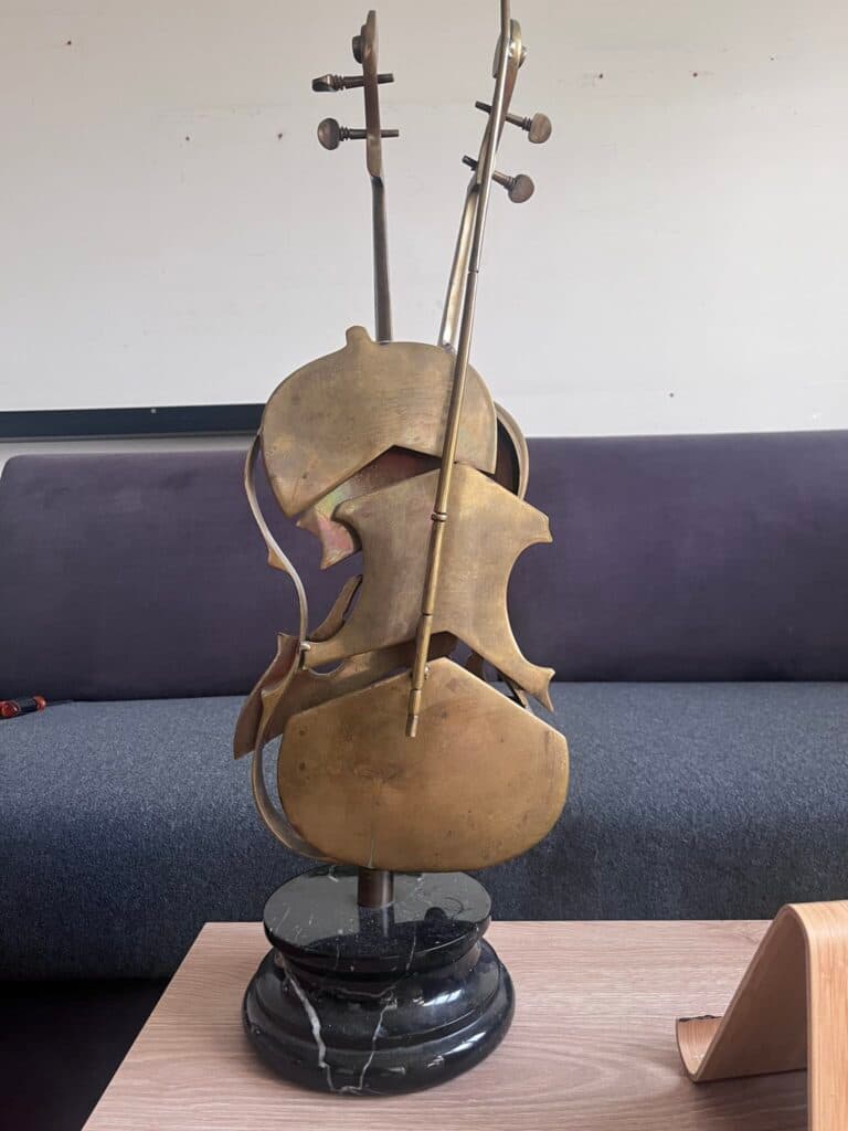 Estimation d’une sculpture unique : Le violon d’Arman, une oeuvre artistique impressionnante