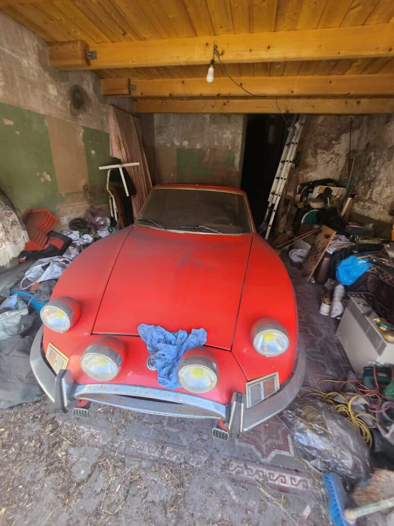 “Véhicule de collection Matra 530 SX de 1970 en couleur rouge poussiéreux nécessitant une remise en route”