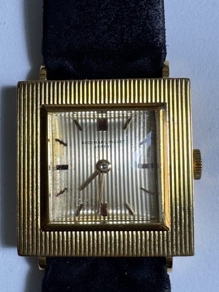 Estimation de la valeur d’une montre pour femme Audemars Piguet en or, taille 2.4×2.4 cm, en bon état avec boite et bracelet d’origine