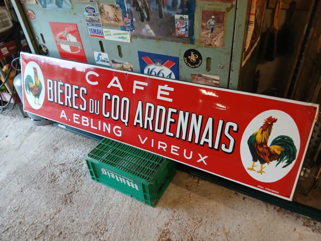 “Récit Familial Illustré sur une Plaque Émaillée de Dimensions 196×47 cm”
