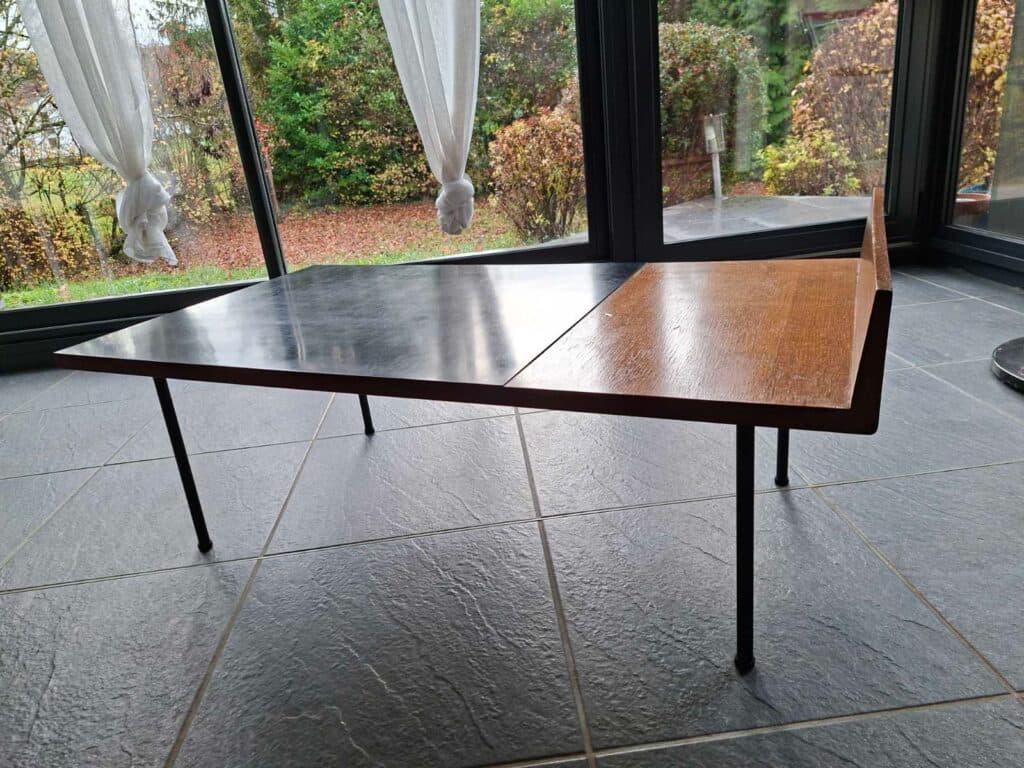 Estimation de valeur pour une table basse conçue par Andre Monpoix, fabriquée en bois et métal, en bon état