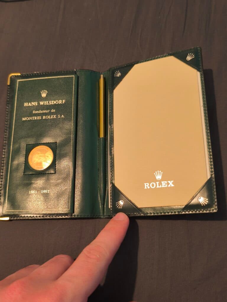“Carnet commémoratif doré avec stylos pour le centenaire de Hans Wildorf, fondateur de Rolex”
