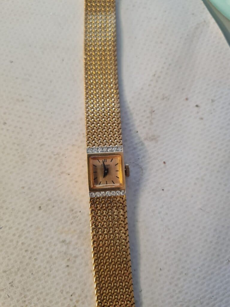 Montre de dame en or jaune incrustée de diamants, avec mécanisme manuel pesant 32g