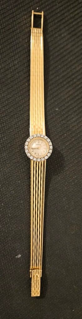 Estimation de la valeur d’une élégante montre Omega pour femme en or, ornée de 20 diamants ronds