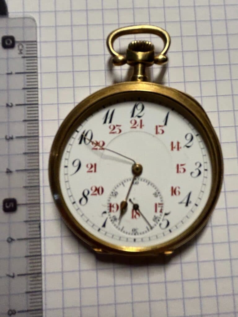 Titre : Estimation de valeur pour une montre à gousset dorée ancienne avec mécanisme visible et fonctionnel