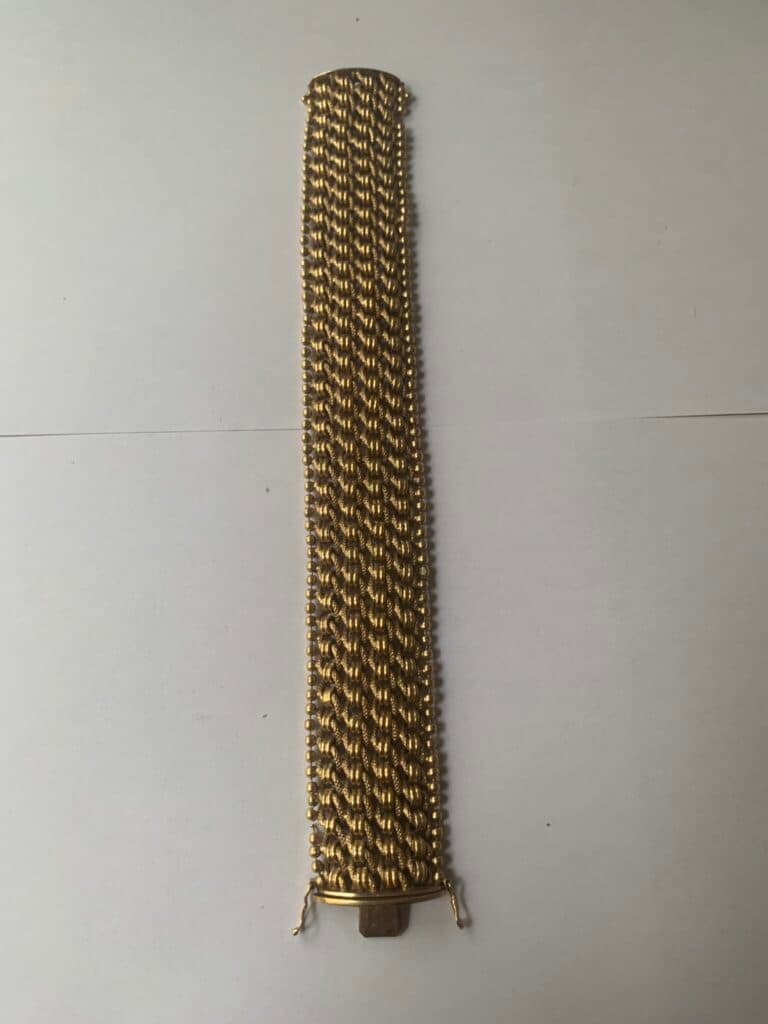 Estimation d’une précieuse et élégante bague transformée en un épais bracelet