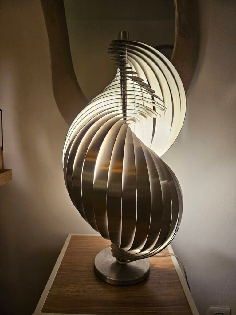 Évaluation de la valeur de la lampe et des appliques en aluminium conçues par Henri Mathieu datant des années 1970 à 1979