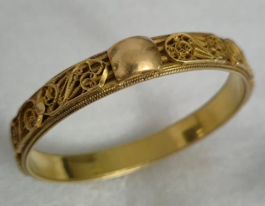 Estimation de Bijoux – Bracelet en Or Fin XIXe Siècle à Décor de Filigranes avec Poids de 43.80g et Diamètre Intérieur de 64mm