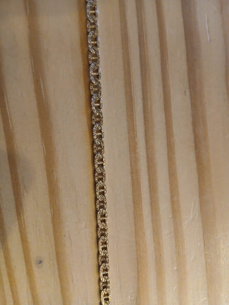 Chaine en or 18 carats avec pendentif rubis, muni d’une chaine de sécurité, longueur de 48 cm, double face et de provenance familiale