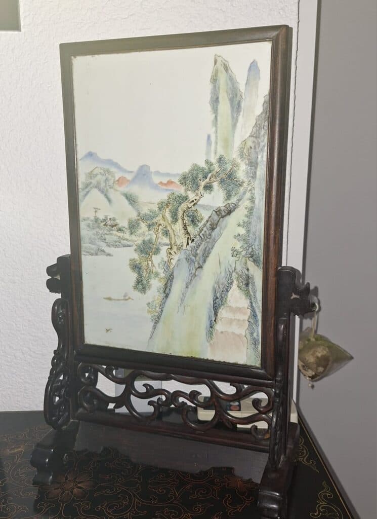 Estimation de la valeur d’un paravent de table chinois élaboré en porcelaine fine et détaillée