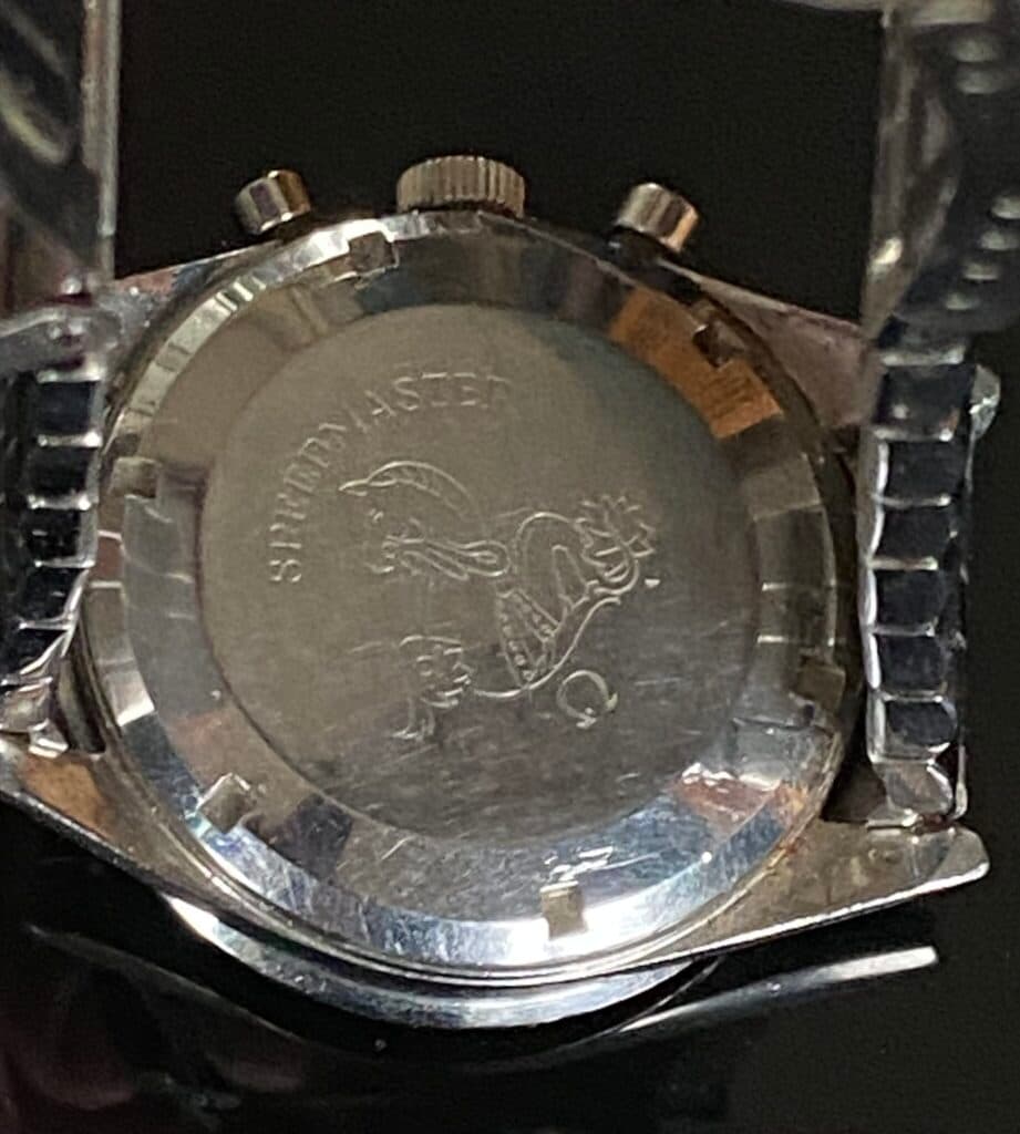 Évaluation d’une Montre Omega Speedmaster en acier dotée d’un tachymètre présentant des traces d’usure notables