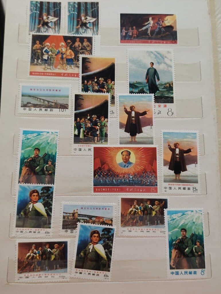 Collection complète de timbres chinois des années 1967-1968 présentée sur des pages spécifiques