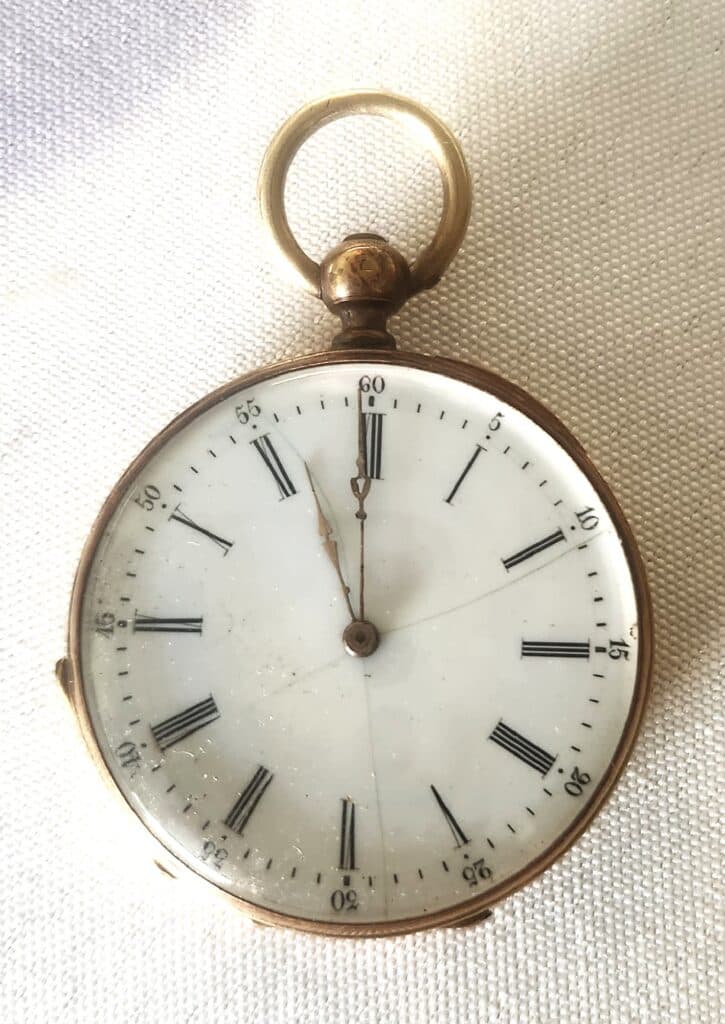 Estimation d’une montre de poche en or précieuse avec mouvement cylindre de 8 rubis, parfaitement fonctionnelle malgré l’absence de clés pour la mise à l’heure