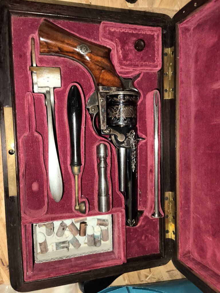 Evaluation d’un revolver ancien orné, spécifiquement du petit modèle de Loron