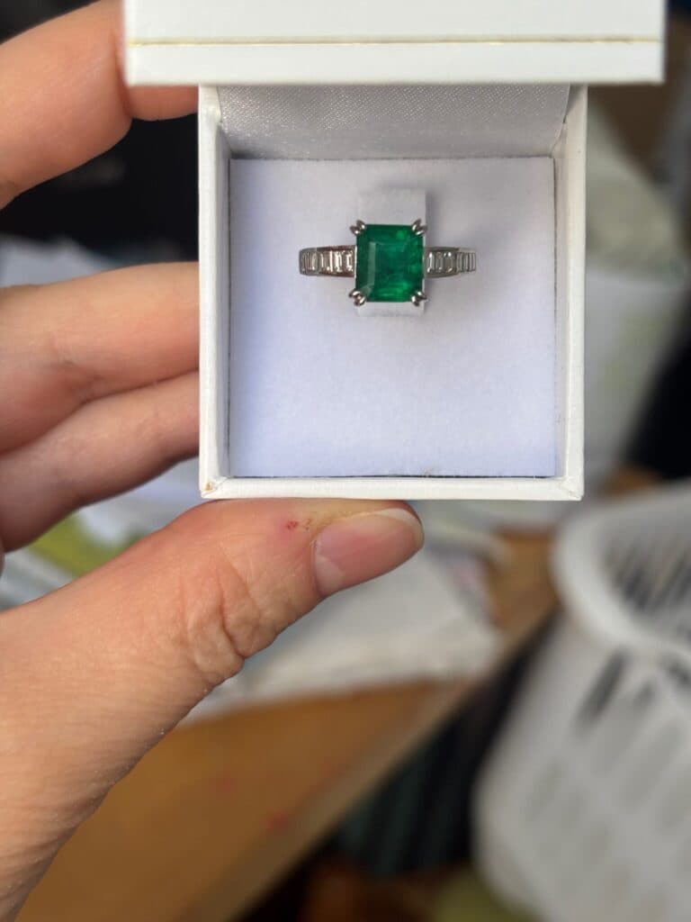 “Élégante bague en or blanc 18k, ornée d’une émeraude colombienne de 3 carats et de diamants scintillants”