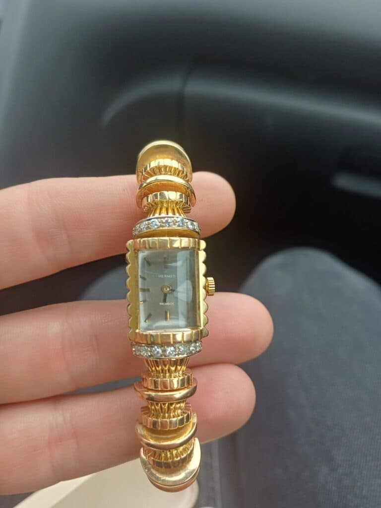Estimation de la valeur d’une montre vintage de la marque Hermes en bon état