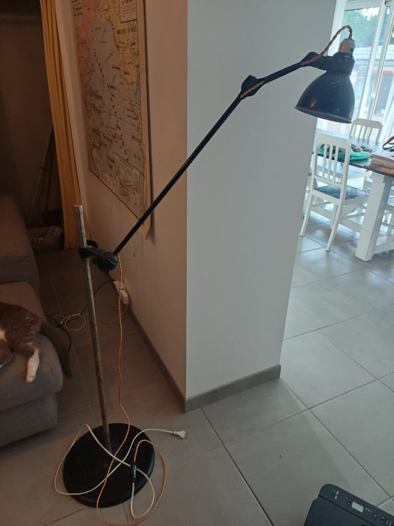 Estimation d’un lampadaire GRAS RAVEL ancien en bon état Estimation d’un lampadaire GRAS RAVEL ancien en bon état