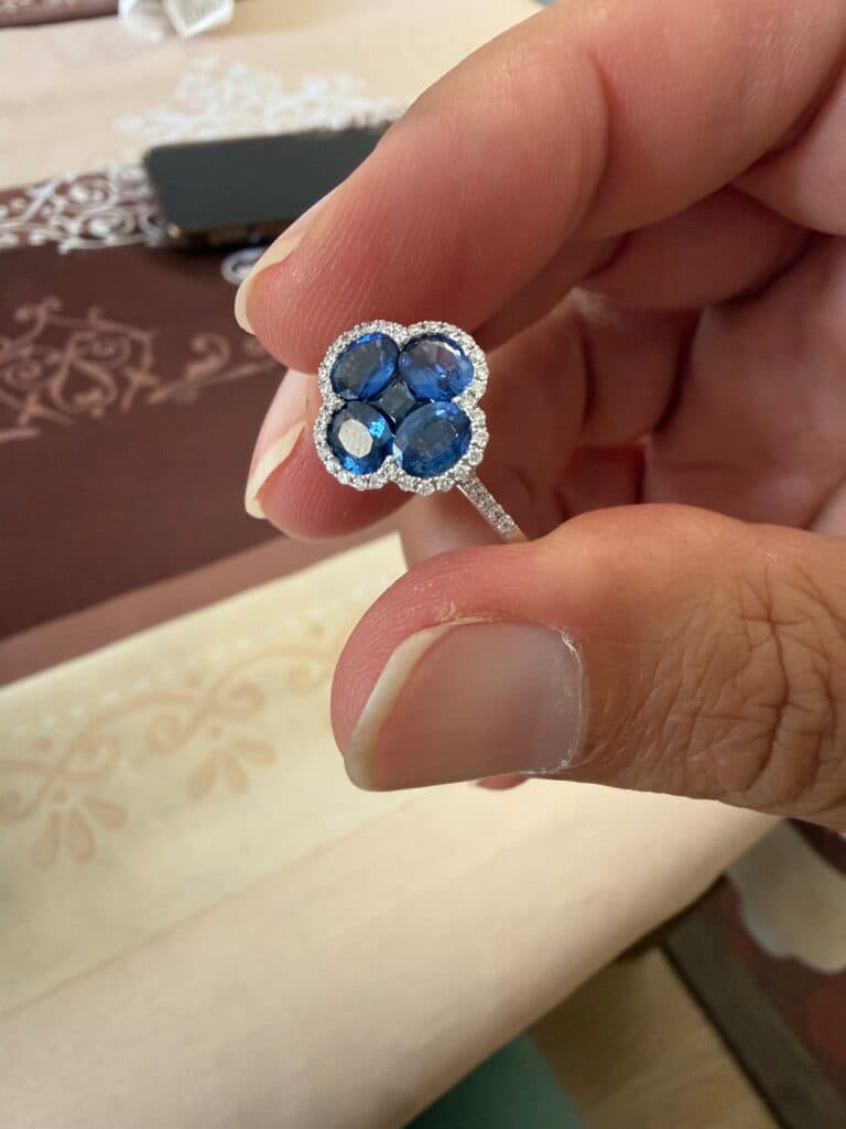 Évaluation d’une bague en or blanc avec saphir et diamant Évaluation d’une bague en or blanc avec saphir et diamant