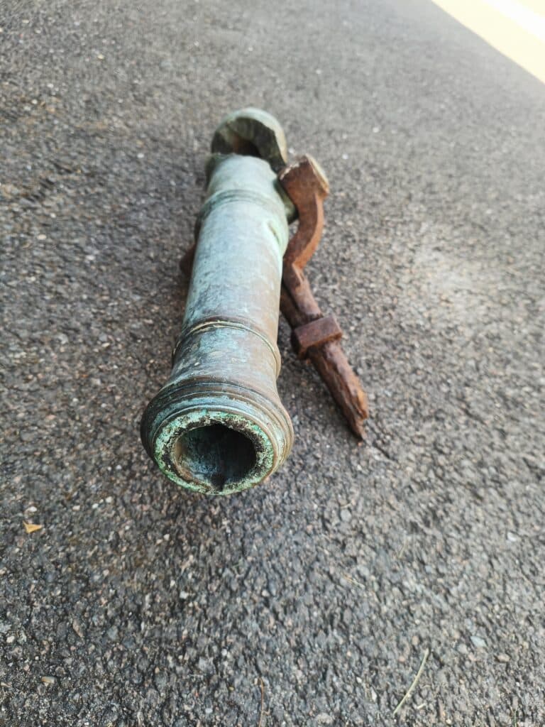 Estimation d’un canon en bronze ancien de 76 cm, origine Bordeaux Estimation d’un canon en bronze ancien de 76 cm, origine Bordeaux