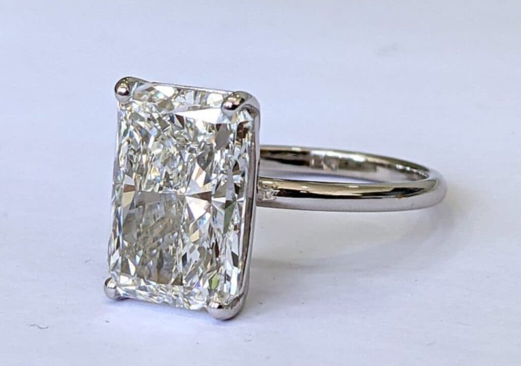 Estimation d’une bague de fiançailles en or blanc 14ct avec diamant 7.73ct Estimation d’une bague de fiançailles en or blanc 14ct avec diamant 7.73ct