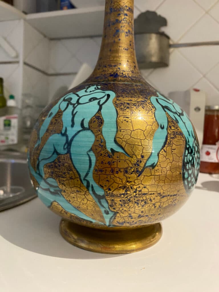 Estimation d’un vase Mayodon en céramique émaillée dorée et turquoise Estimation d’un vase Mayodon en céramique émaillée dorée et turquoise
