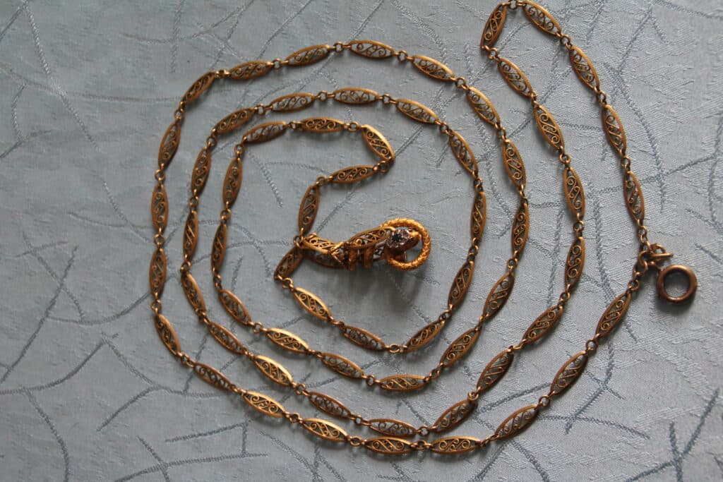 Estimation d’un sautoir en or filigrane avec bride serpent sertie Estimation d’un sautoir en or filigrane avec bride serpent sertie