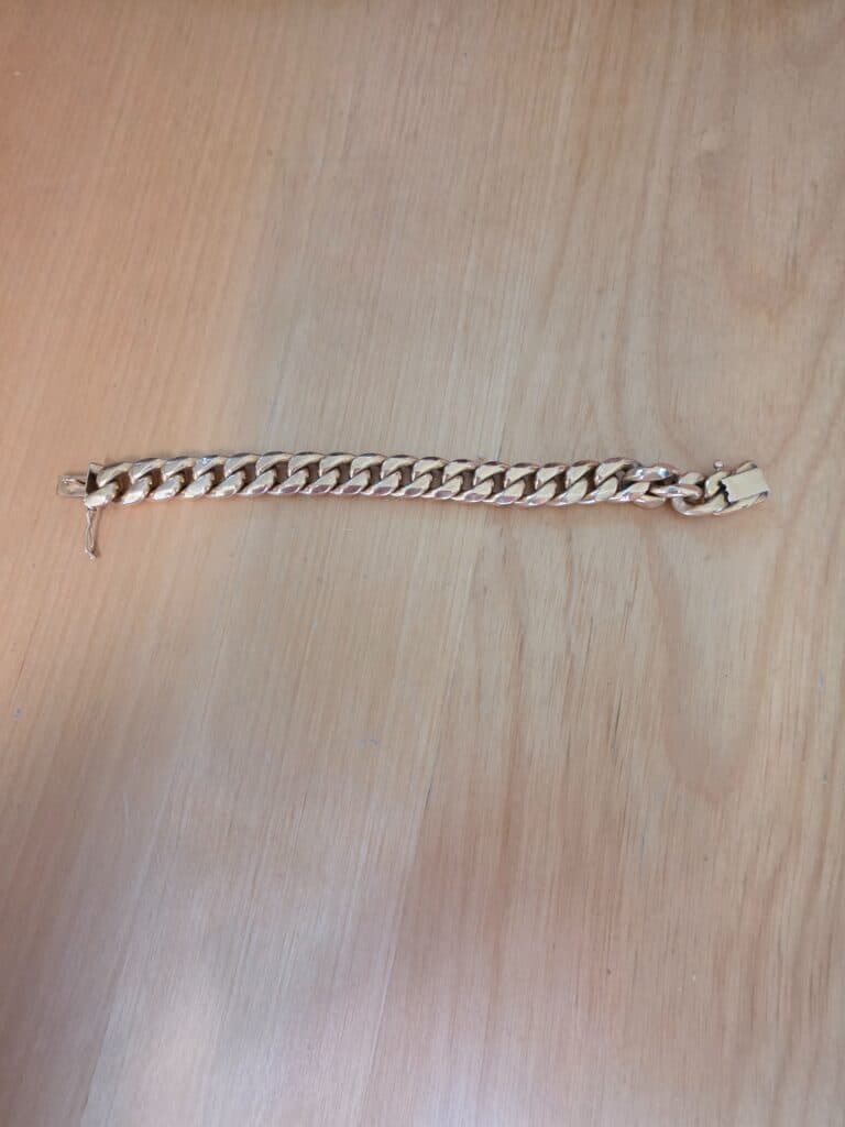 Estimation d’un bracelet gourmette plat en métal avec fermoir sécurisé Estimation d’un bracelet gourmette plat en métal avec fermoir sécurisé