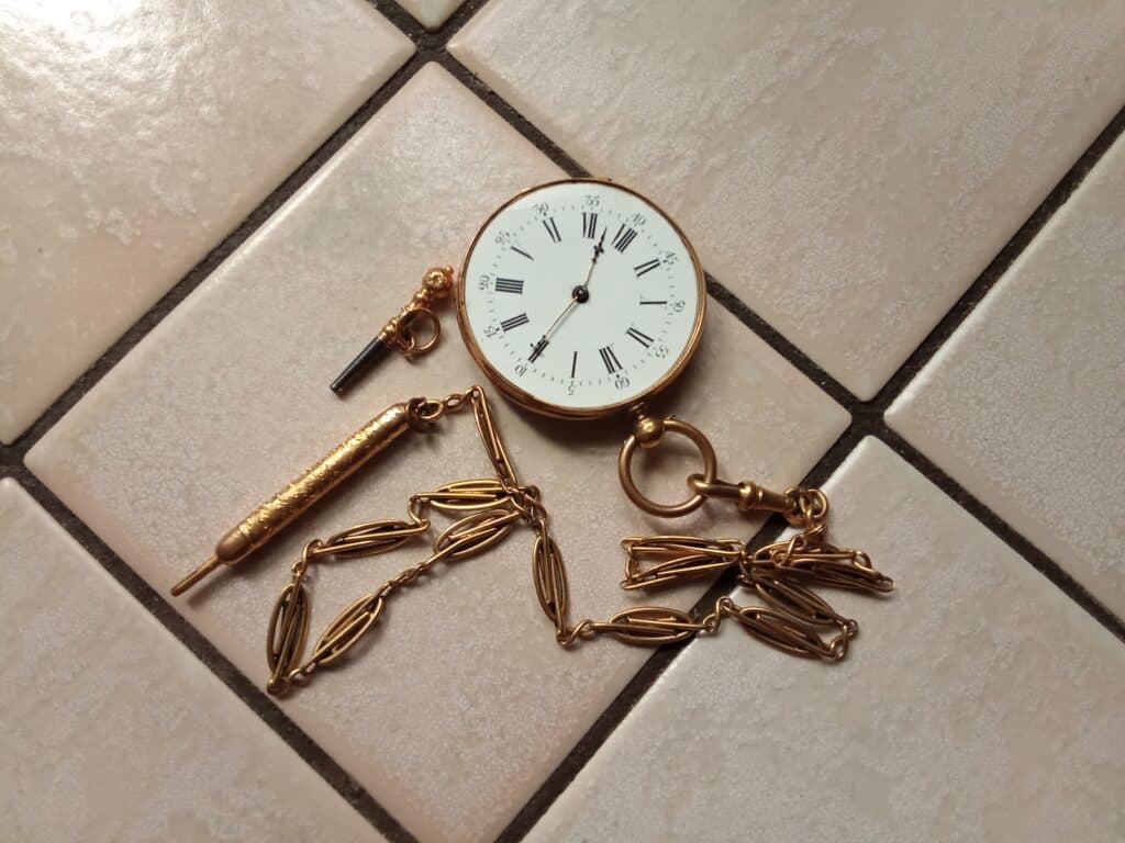 Estimation d’une montre à gousset à cylindre 8 rubis avec verre brisé Estimation d’une montre à gousset à cylindre 8 rubis avec verre brisé