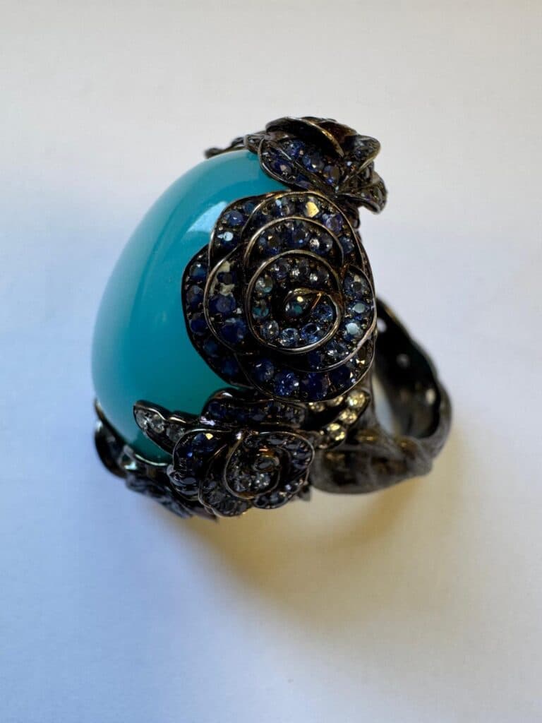 Estimation d’une bague Lydia Courteille en or gris rhodié et pierres précieuses Estimation d’une bague Lydia Courteille en or gris rhodié et pierres précieuses