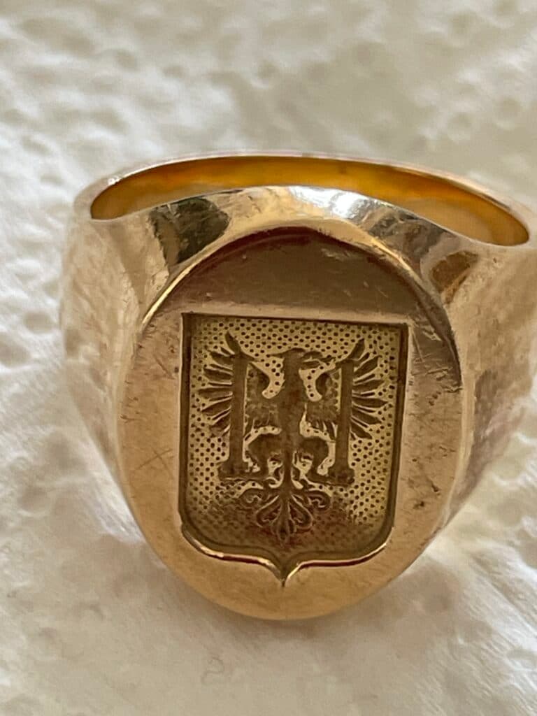 Estimation d’une chevalière en or avec blason gravé : valeur et histoire Estimation d’une chevalière en or avec blason gravé : valeur et histoire